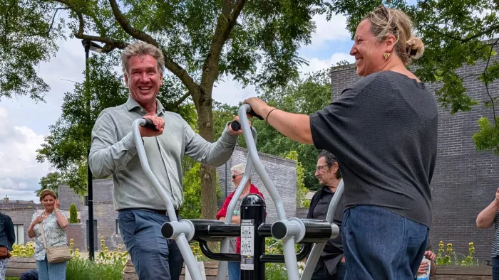 Buitenfitness aan Heuvelhofpark met steun van Kom op voor je wijk